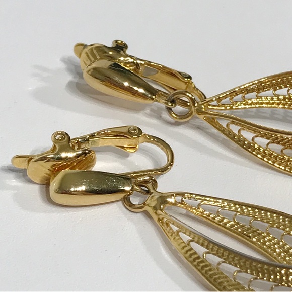 Vintage Trifari Gold Toned Filigree Earrings Clip On Dangle Drop Estate Large 2" - Picture 9 of 14